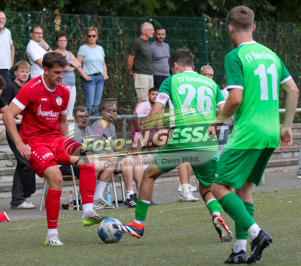 Bünder SV - TV Elverdissen | Auf dem Bild zu sehen: rot Bünder SV: Marvin Henseler ; grün TV Elverdissen v.l.: Raphael Meier, Henrik Heidsiek  Bünder SV, TV Elverdissen, Saison 26/27, Kreisliga A, Bünde, Deutschland - Realisiert mit Pictrs.com