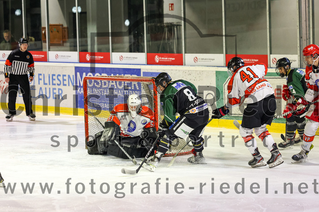 2022-12-02_008_TSV_Erding_gegen_EV_Pegnitz | Erding, Deutschland, 02.12.2022:
Eishockey, Bayernliga 2022 / 2023, 17. Spieltag, TSV Erding gegen EV Pegnitz, Endergebnis: 9:3

Torwart Filip Rieger (EV Pegnitz, #51), Wassilij Guft-Sokolov (Erding Gladiators, #8), Florian Möll (EV Pegnitz, #41)

Foto: Christian Riedel / fotografie-riedel.net