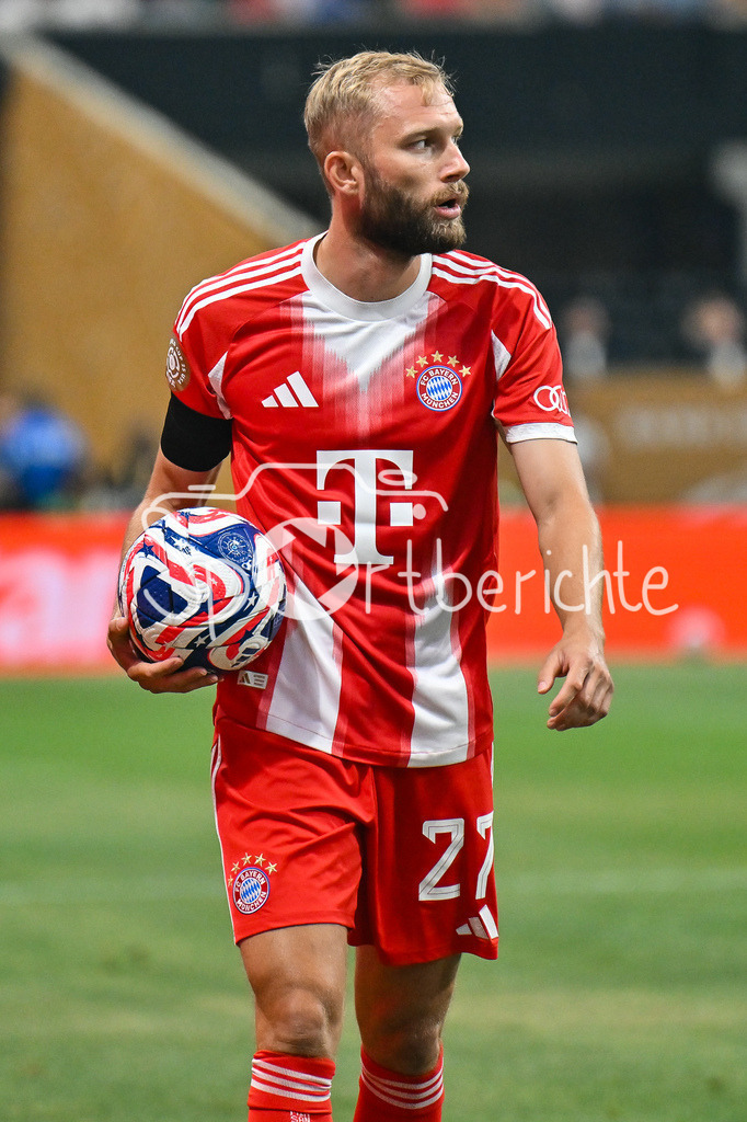 Paris Saint Germain - FC Bayern München | mit Ball in der Hand - Konrad LAIMER (FC Bayern Muenchen 27) / Einzelfoto / Freisteller / FIFA Club World Cup: Paris Saint Germain - FC Bayern Muenchen, Mercedes Benz Stadium am 05.07.2025 / NOT FOR SALE IN USA