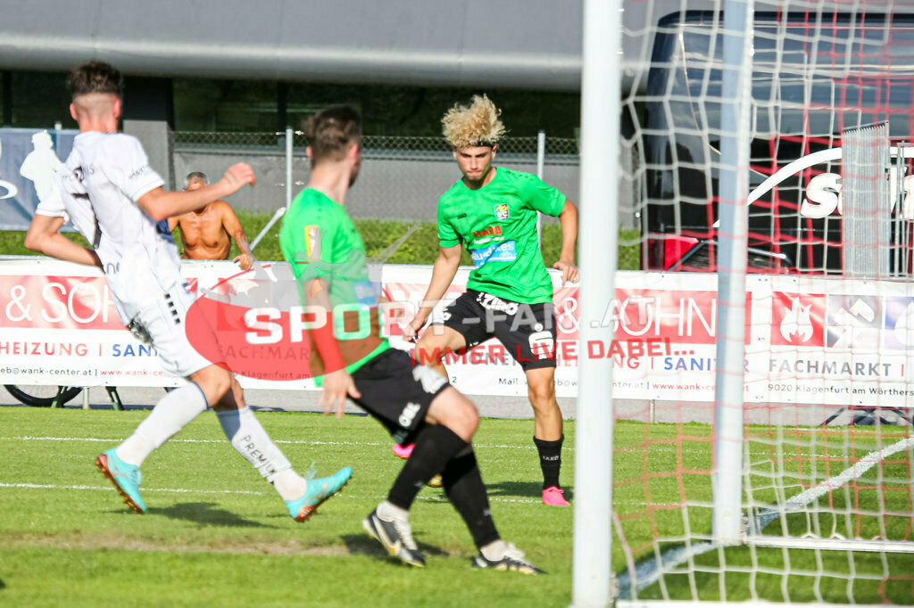 ASK Klagenfurt - SC Weiz 2:3, Kärntner Liga 3. Runde | Tobias Strahlhofer (SC Weiz #7) Bohdan Romaniuk (ASK Klagenfurt #7) ASK Klagenfurt - SC Weiz 2:3 am 13.08.2023 in Klagenfurt
(ASK Sportzentrum Fischl), Austria, (Photo by Ernst Krawagner sport-fan.at) - Realisiert mit Pictrs.com