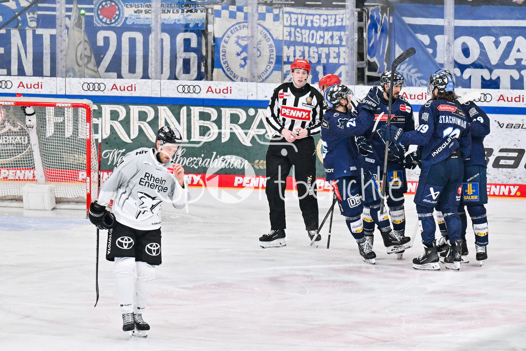 ERC Ingolstadt - Kölner Haie | Jubel der Panther nach dem Treffer zum 6-0 durch Austen KEATING (ERC Ingolstadt 89) / Tor / Torschuetze / Freude / Happy / DEL Playoff Halbfinale: ERC Ingolstadt - Koelner Haie, Saturn-Arena am 02.04.2025