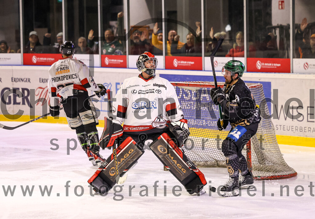 2024-03-08_065_TSV_Erding_gegen_EHC_Koenigsbrunn | Erding, Deutschland, 08.03.2024:
Eishockey, Bayernliga Playoffs 2023 / 2024, 1. Spieltag, TSV Erding gegen EHC Königsbrunn, Endergebnis: 3:0

Toms Prokopovics (EHC Königsbrunn, #27), Torwart Stefan Vajs (EHC Königsbrunn, #32), Philipp Michl (Erding Gladiators, #77)

Foto: Christian Riedel / fotografie-riedel.net