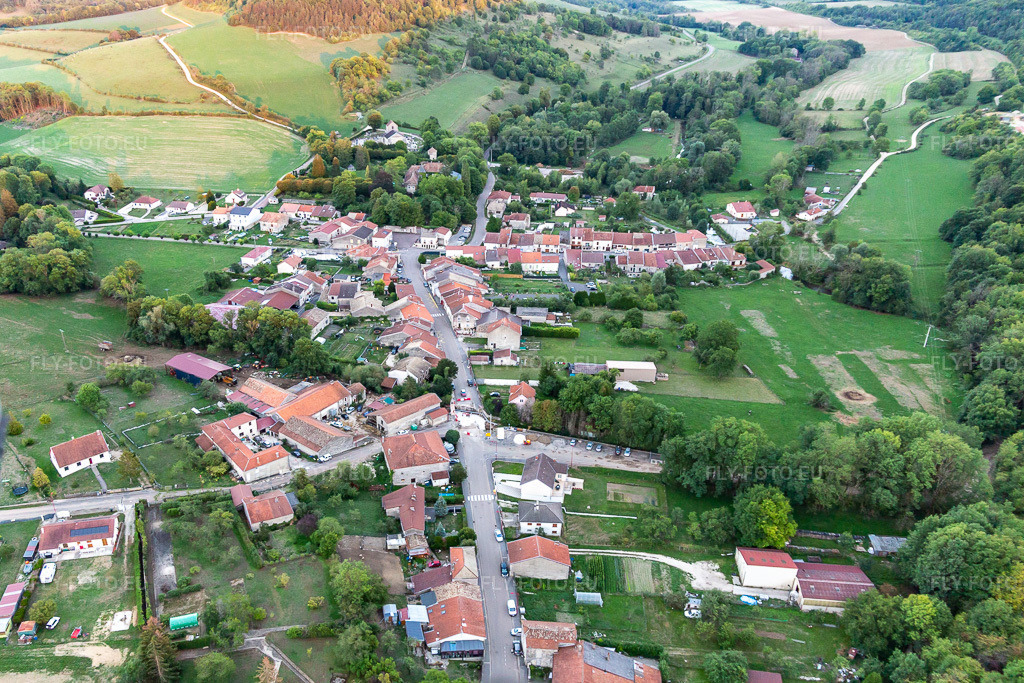 Vue aérienne: Vue de la ville à Noncourt-sur-le-Rongeant dans le département Haute Marne, France. Photo: IMG_134368.jpg prise le 03/09/2022 par Werner Riehm/FLY-FOTO.eu – Résolution de l'original: 4824 x 3216 px