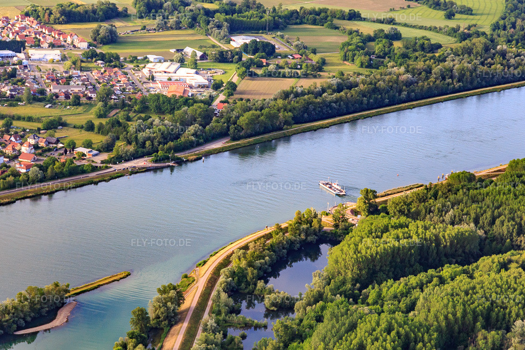 Luftbild: Fähre Rhinau-Kappel über den Rhein im Ortsteil Rheinau in Ortenaukreis im Bundesland Baden-Württemberg in Deutschland. Foto: IMG_147330.jpg vom 29.05.2025 durch Werner Riehm/FLY-FOTO.deInforoute alsace