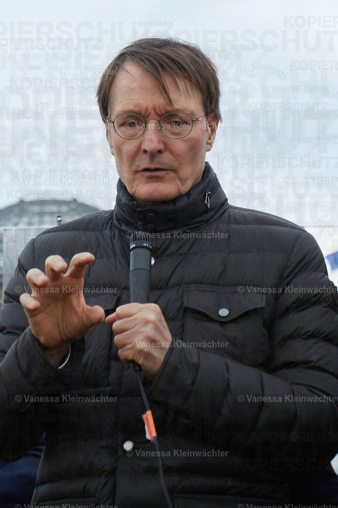#NichtGenesen am Bundestag zum International LongCovid Awareness Day 2024 | Mit Fotos von arbeitsunfähigen Betroffenen fordert die Initiative #NichtGenesen anlässlich des International LongCovid Awareness Day am 15.03.2024 vor dem Reichstag mehr Geld für Forschung und soziale Absicherung. Bundesgesundheitsminister Karl Lauterbach und weitere MdBs sprechen mit den Demonstrant*innen. - Realisiert mit Pictrs.com