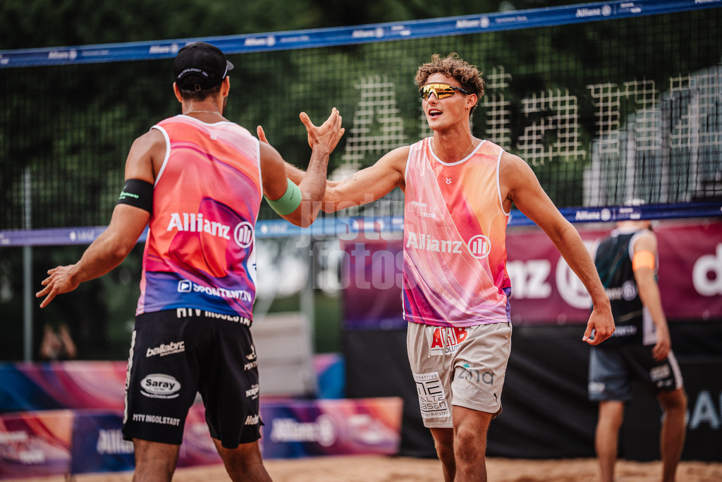 Beachvolleyball | Männer | Allianz German Beach Tour 2025 | Tourstop München | 04.07.2025 | v.l. Kim Huber und Hennes Nissen klatschen ein