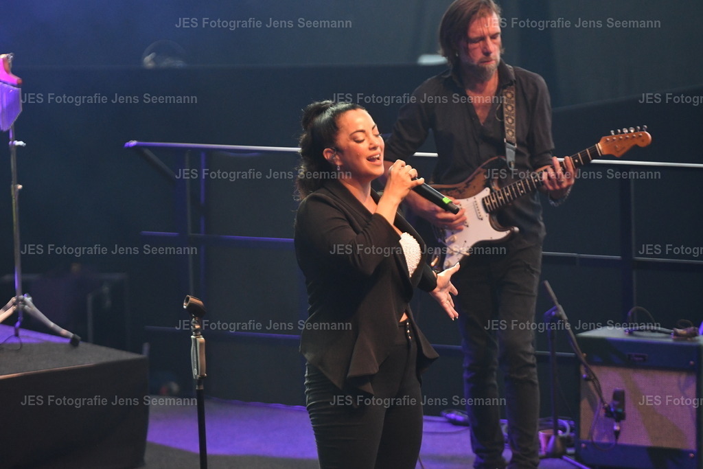 2026_Deborah Lee und the news_One Moment time Whitney Houston__0751 | Fotograf Jens Seemann - Realisiert mit Pictrs.com