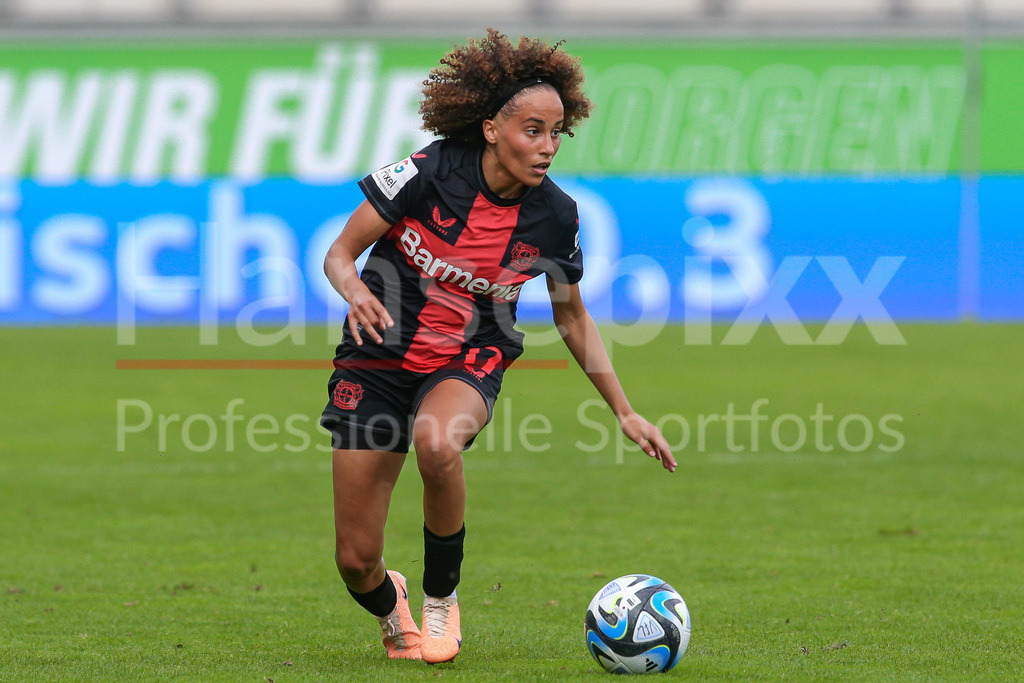 Fussball, Google Pixel Frauen-Bundesliga, VfL Wolfsburg - Bayer 04 Leverkusen | v.li.: Amira Arfaoui (Bayer 04 Leverkusen, 17) Freisteller, Einzelbild, Ganzkörper, Aktion, Action, Spielszene, DIE DFB-RICHTLINIEN UNTERSAGEN JEGLICHE NUTZUNG VON FOTOS ALS SEQUENZBILDER UND/ODER VIDEOÄHNLICHE FOTOSTRECKEN. DFB REGULATIONS PROHIBIT ANY USE OF PHOTOGRAPHS AS IMAGE SEQUENCES AND/OR QUASI-VIDEO.