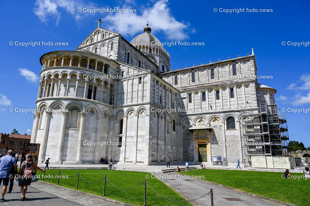 Italien_ Toscana_ Pisa_ 28.05.2024-104 | 28.05.2024, Italien, ITA, Toskana, Pisa im Bild Stadtansichten, Gebäude, Architektur, Touristen, Historisch, Souvenier, Turm, Dom, Piazza, schief


Pisa ist eine Stadt in Italien, gelegen in der Toskana am Arno. Wahrzeichen ist der als Schiefer Turm von Pisa bekannte Campanile des Doms auf der Piazza dei Miracoli im Norden des Stadtzentrums. 
Quelle: Wikipedia
