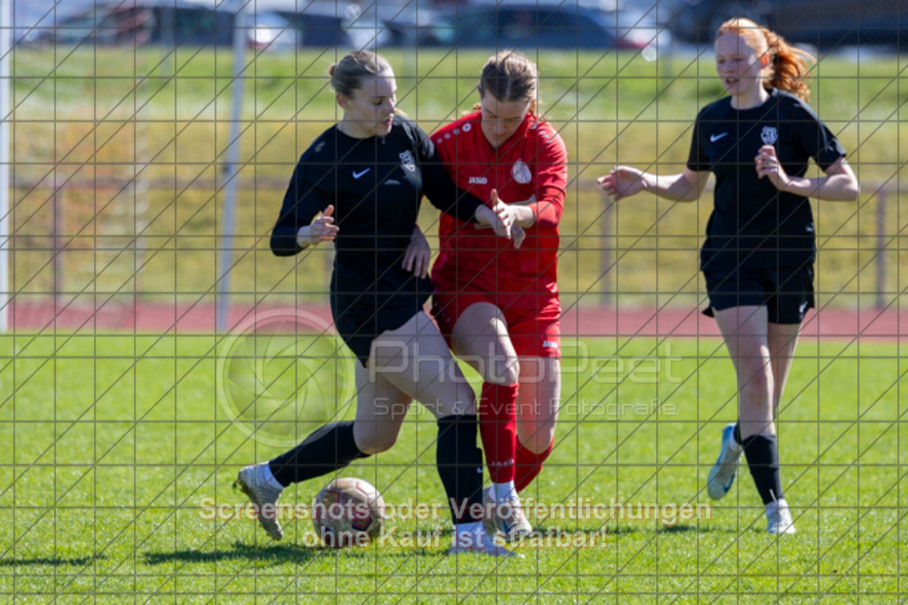 20250406_143538_0382 | #,1.FC Donzdorf (rot) vs. SV Jungingen (schwarz), Fussball, Frauen-Verbandsliga Württemberg, 16. Spieltag, Saison 2024/2025, Rasenplatz Lautertal Stadion, Süßener Straße 16, 73072 Donzdorf, 06.04.2025 - 13:00 Uhr,Foto: PhotoPeet-Sportfotografie/Peter Harich