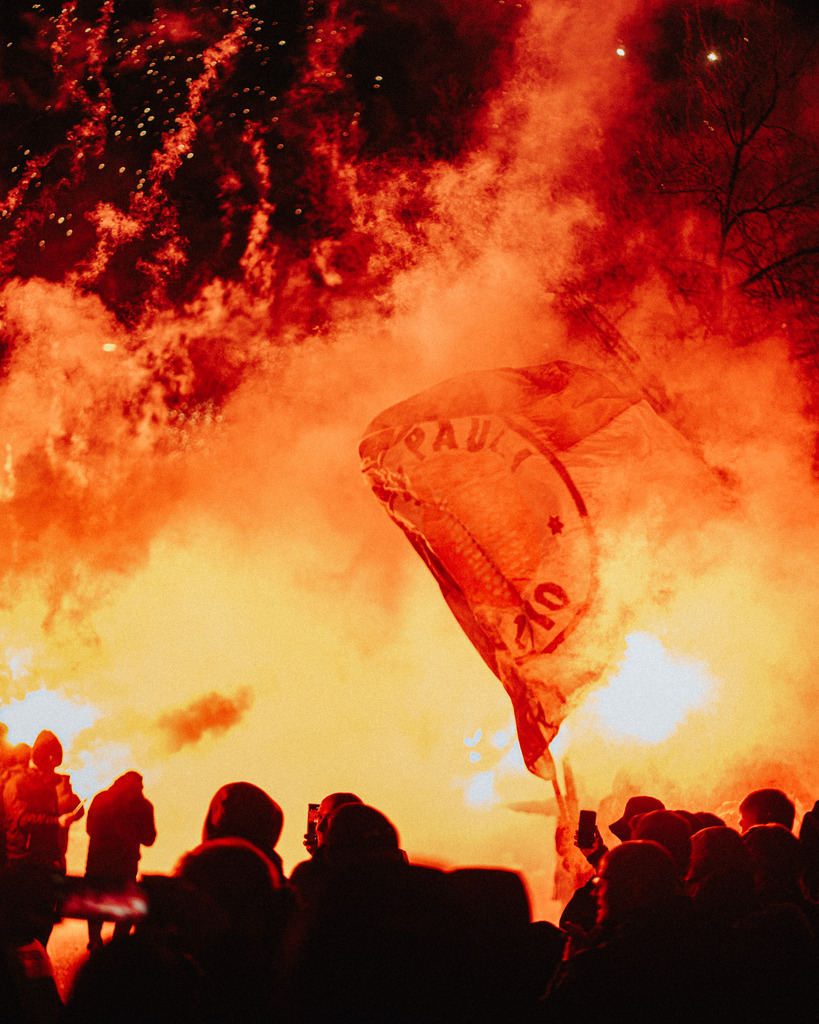 FCS03822 | Der offizielle Shop für FC St. Pauli Fotos. Wähle aus Spielszenen & Fanmomenten dein FCSP Wunschformat. Wir liefern Millerntor-Atmosphäre.