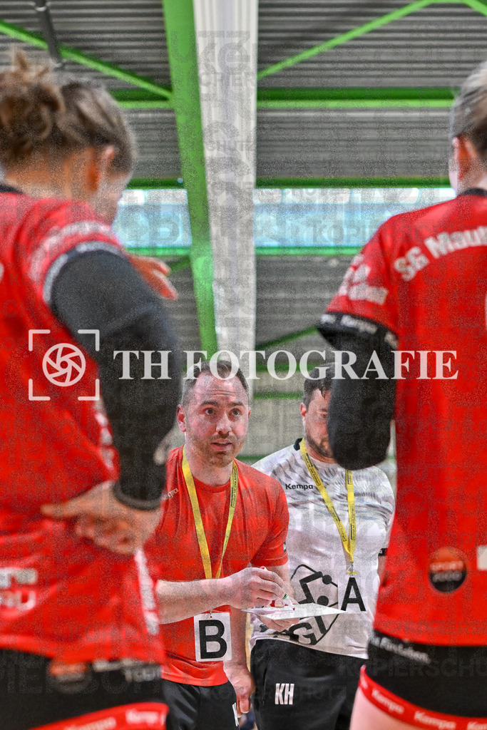 GER, SG Maulburg/Steinen - HB Kinzigtal, Frauen-Handball, Oberliga Suedbaden, 21. Spieltag, Saison 2024/2025, 06.04.2025 | André Leuchtmann (SG Maulburg Steinen, Trainer) beim Time-Out.GER, SG Maulburg/Steinen - HB Kinzigtal, Frauen-Handball, Oberliga Suedbaden, 21. Spieltag, Saison 2024/2025, 06.04.2025Foto: TH Fotografie/Thomas Hess