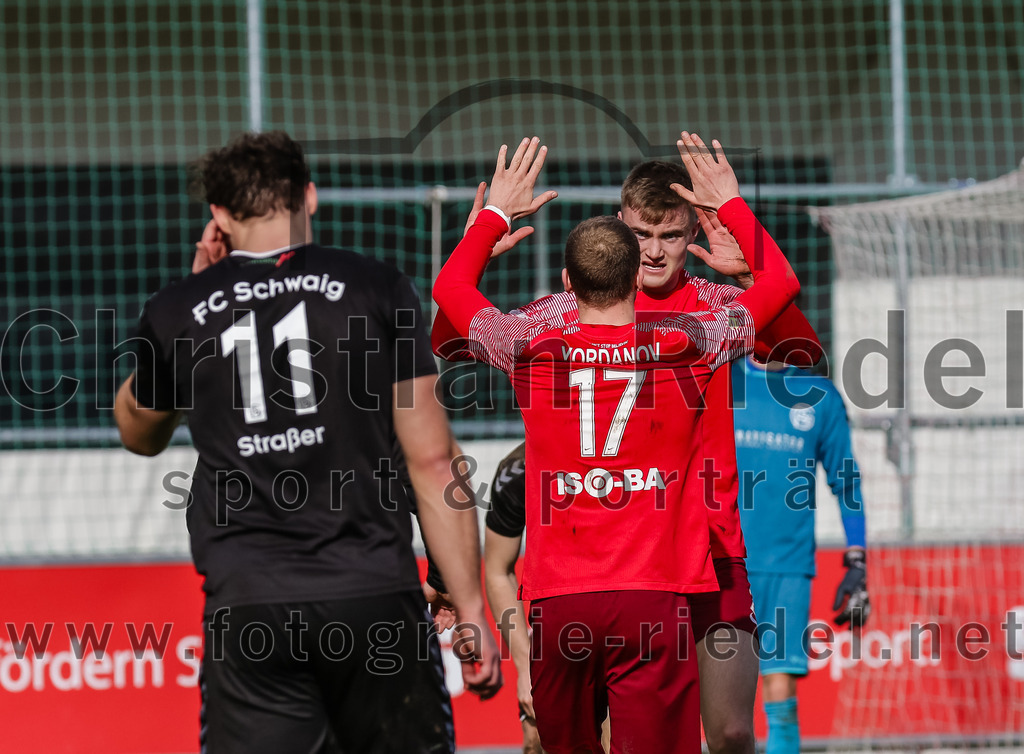 2024-02-24_110_FC_Schwaig_gegen_TSV_1880_Wasserburg | Oberding, Deutschland, 24.02.2024:
Fußball, 2. Runde Qualifikation TOTO-Pokal 2023 / 2024, 1. Spieltag, FC Schwaig gegen TSV 1880 Wasserburg, Endergebnis: 2:3

Markus Straßer (FC Schwaig, #11), Daniel Yordanov (TSV 1880 Wasserburg, #17)

Foto: Christian Riedel / fotografie-riedel.net