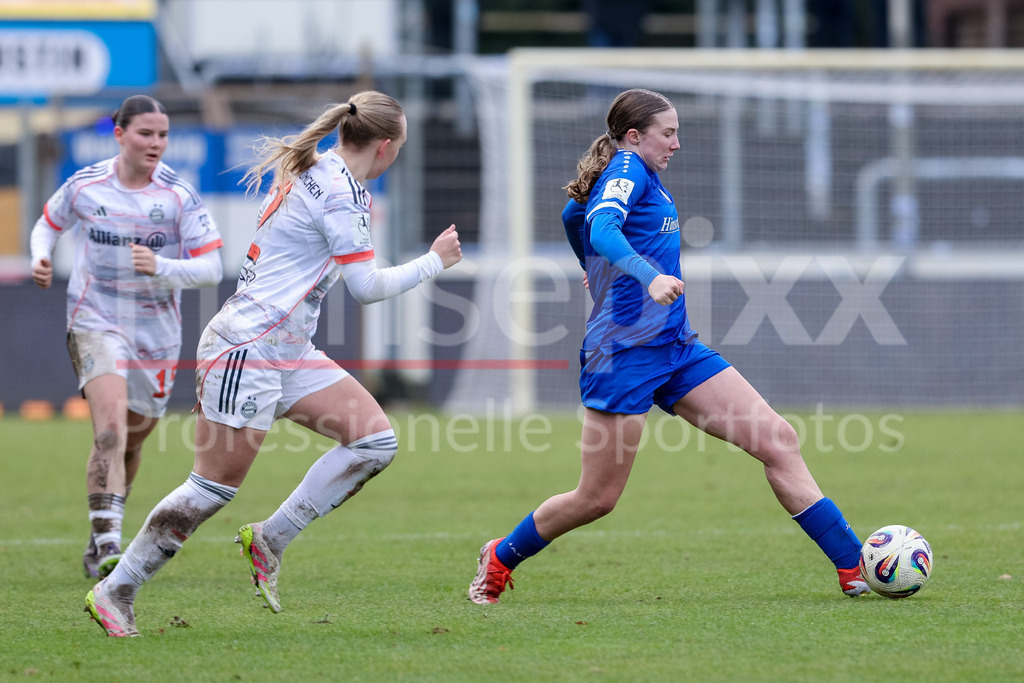 Fussball, 2. Frauen-Bundesliga, SV Meppen - FC Bayern München II | v.li.: Eszter Reszler (FC Bayern München II, 2) und Laura Bröring (SV Meppen, 6) im Zweikampf, Duell, Dynamik, Aktion, Action, Spielszene, DIE DFB-RICHTLINIEN UNTERSAGEN JEGLICHE NUTZUNG VON FOTOS ALS SEQUENZBILDER UND/ODER VIDEOÄHNLICHE FOTOSTRECKEN. DFB REGULATIONS PROHIBIT ANY USE OF PHOTOGRAPHS AS IMAGE SEQUENCES AND/OR QUASI-VIDEO.