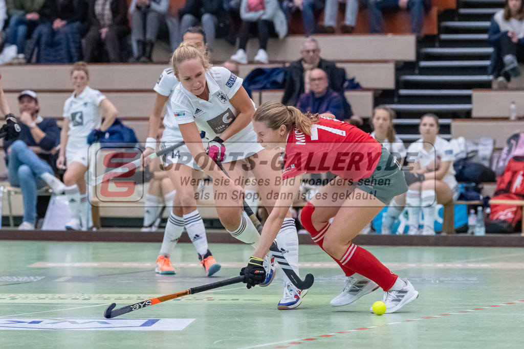 HK_20221126_101780 | 1. Bundesliga ( Halle ) Damen Crefelder HTC - Düsseldorfer HC am 27.11.2022 Crefelder HTC, Krefeld , Lisa Nolte ( Düsseldorfer HC #17 ) , Michler Nele ( Crefelder HTC #77 )
