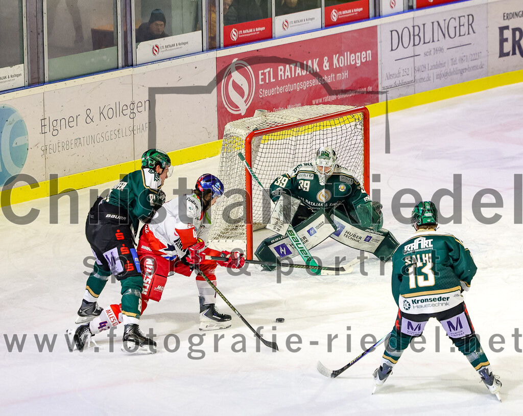 2026-01-18_084_TSV_Erding_gegen_Selber_Woelfe | Erding, Deutschland, 18.01.2026:Eishockey, Oberliga Süd 2025 / 2026, 38. Spieltag, TSV Erding gegen Selber Wölfe, Endergebnis: 2:3 n.V.Torwart Leon Meder (Erding Gladiators, #39), Björn Salhi (Erding Gladiators, #13)Foto: Christian Riedel / fotografie-riedel.net