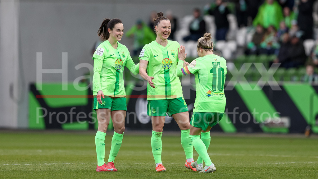 Fussball, Google Pixel Frauen-Bundesliga, VfL Wolfsburg - SGS Essen | v.li.: Caitlin Dijkstra (VfL Wolfsburg, 3), Torschützin Marina Hegering (VfL Wolfsburg, 31) und Svenja Huth (VfL Wolfsburg, 10) mit Torjubel, Jubel, jubeln, jubelt, optimistisch, Spielszene, Highlight, Freude über das Tor zum 1:0, DIE DFB-RICHTLINIEN UNTERSAGEN JEGLICHE NUTZUNG VON FOTOS ALS SEQUENZBILDER UND/ODER VIDEOÄHNLICHE FOTOSTRECKEN. DFB REGULATIONS PROHIBIT ANY USE OF PHOTOGRAPHS AS IMAGE SEQUENCES AND/OR QUASI-VIDEO.