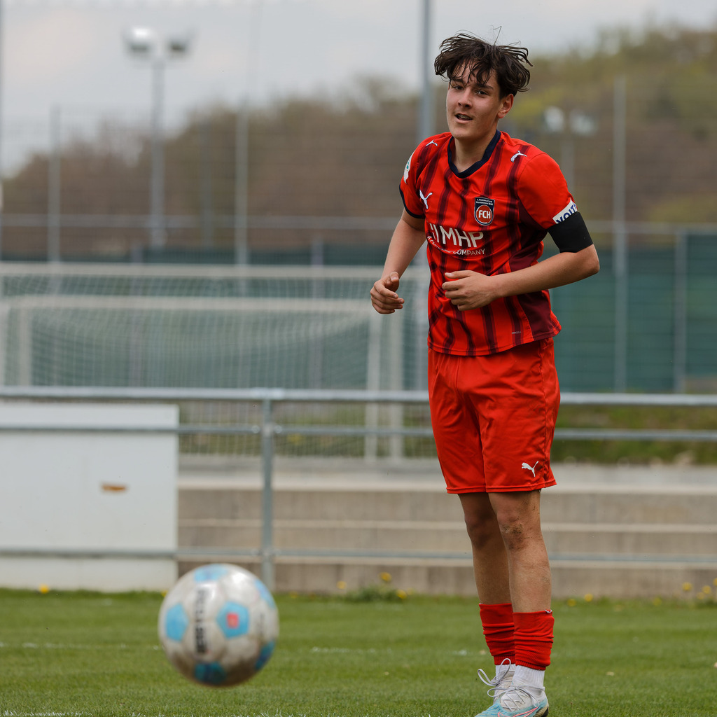 FCHOFK_260418_6-48 | 1.FC Heidenheim 1846 vs. Offenbacher Kickers, Fußball, U17, B-Junioren, NWL, U17-DFB-Nachwusliga, 2025/2026, 10. Spieltag, 18.04.2026 in Heidenheim, Walter-Birkhold-Jugendstadion (Foto: Michael Bulling) - Realisiert mit Pictrs.com