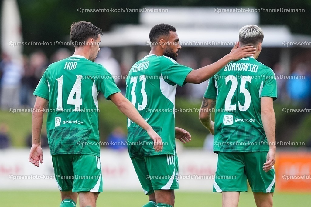 xYDR16072501097 | 16.07.2025, xydrx, Fußball, VFB Homberg - MSV Duisburg, Testspiel, PCC-Stadion: Torjubel nach dem Tor zum 3:1 für den MSV Duisburg durch Torschütze Dennis Borkowski (MSV Duisburg #25) zusammen mit Conor Noß (MSV Duisburg #14) und Jesse Tugbenyo (MSV Duisburg #33)