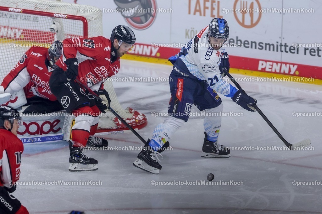 KEC1404251008 | 14.04.2025, Eishockey, DEL Play-offs, Kölner Haie - ERC Ingolstadt, Halbfinale Spiel 6, Lanxess-Arena Köln: Veli-Matti Vittasmäki (Kölner Haie #47) im Zweikampf gegen Wayne Simpson (ERC Ingolstadt #21) 