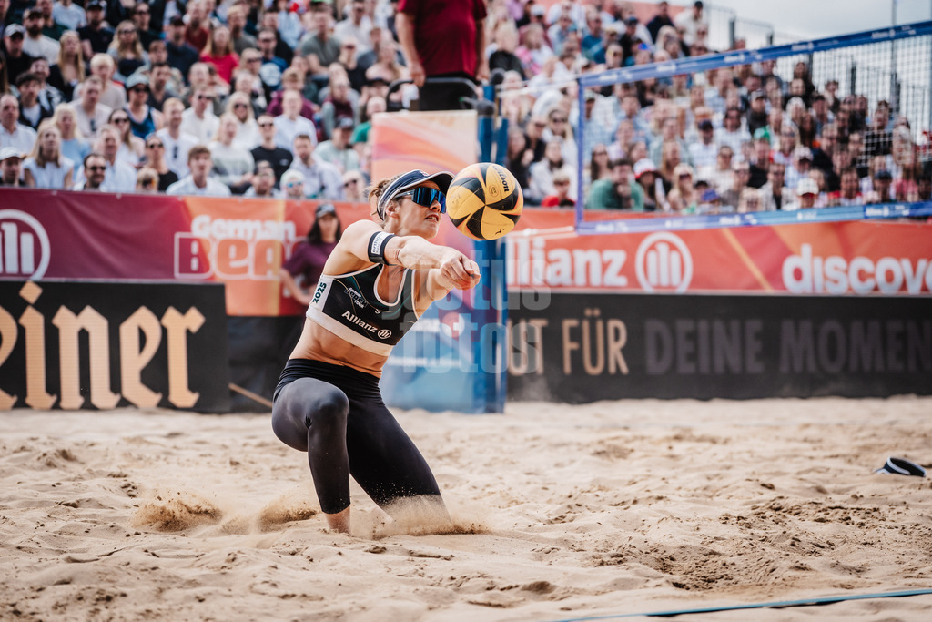 Beachvolleyball | Frauen | Allianz German Beach Tour 2025 | Tourstop Düsseldorf | 18.05.2025 | Cinja Tillmann spielt den Ball