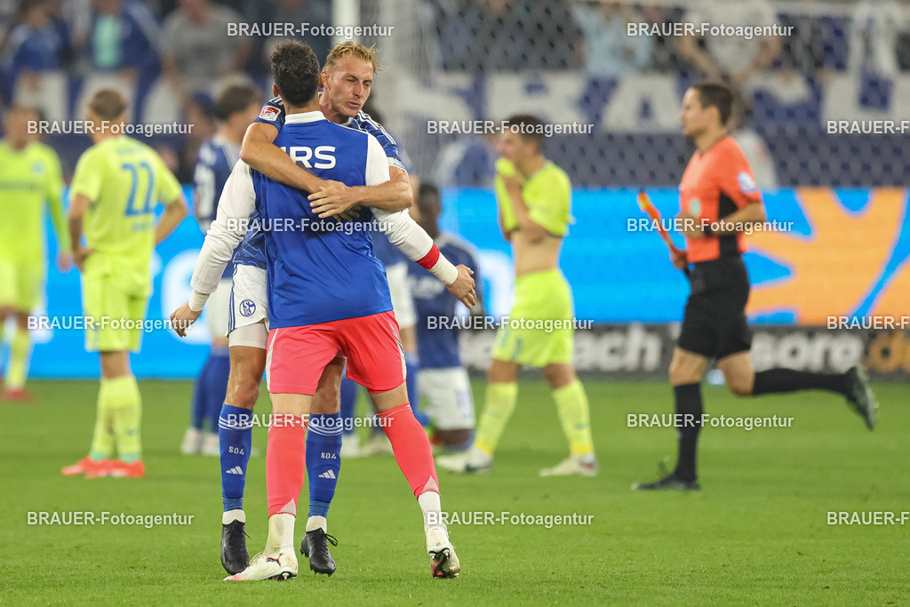1_S04BER_20250801_3555.JPG -  - FC Schalke 04 - Hertha BSC Berlin - 2. Bundesliga | Gelsenkirchen, Deutschland, 01.08.25: Timo Becker (FC Schalke 04) gestikuliert, Gestik nach dem Spiel der 2. Bundesliga zwischen FC Schalke 04 - Hertha BSC Berlin in der Veltins-Arena am 01. August 2025 in Gelsenkirchen, Deutschland. (Foto von Stefan Brauer/Brauer-Fotoagentur)DFB/DFL REGULATIONS PROHIBIT ANY USE OF PHOTOGRAPHS AS IMAGE SEQUENCES AND/OR QUASI-VIDEO.