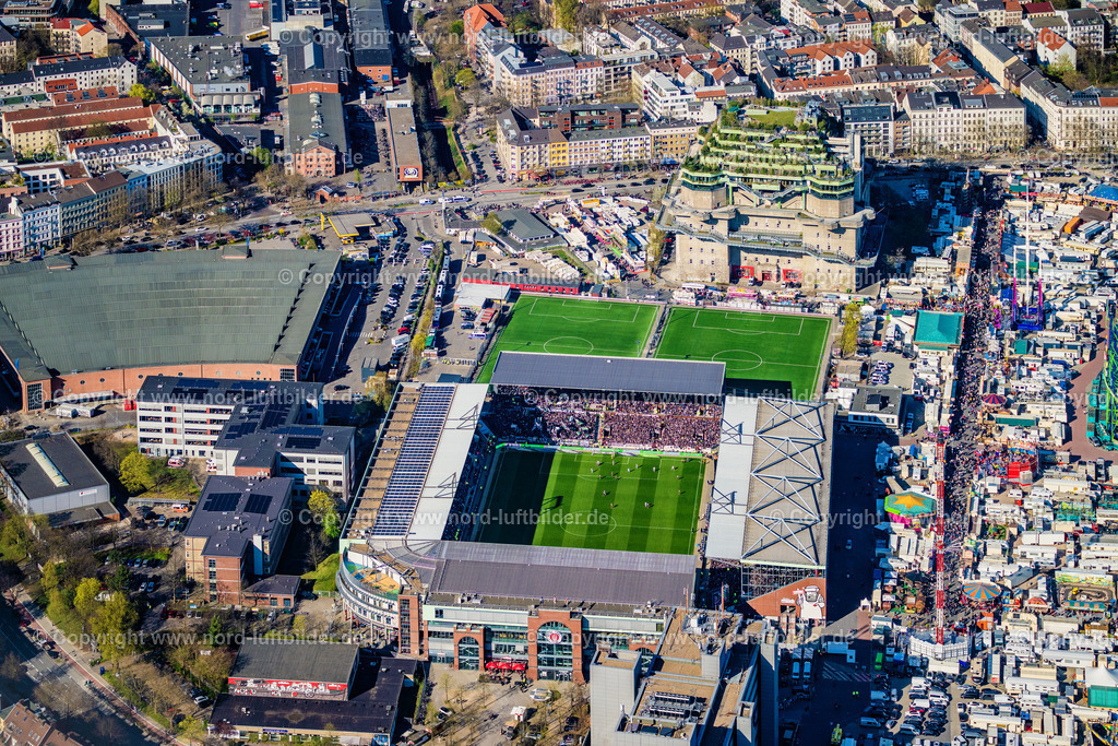 Hamburg_Millerntor_Stadion_St_Pauli_Gegen_Mönchengladbach_ELS_3081060425 | HAMBURG 06.04.2025 Sportstätten-Gelände der Arena des Stadion " Millerntor-Stadion " am Harald-Stender-Platz im Ortsteil Sankt Pauli in Hamburg, Deutschland. Weiterführende Informationen bei: Fußball-Club St. Pauli v. 1910 e.V.,  Professor Pfeifer und Partner Ingenieurbüro für Tragwerksplanung GmbH,  SHA Scheffler Helbich Architekten GmbH. // Sports facility grounds of the arena of the stadium "Millerntor- Stadion" in am Heiligengeistfeld in the St. Pauli district in Hamburg, Germany. Further information at: Fussball-Club St. Pauli v. 1910 e.V.,  Professor Pfeifer und Partner Ingenieurbuero fuer Tragwerksplanung GmbH,  SHA Scheffler Helbich Architekten GmbH. Foto: Martin Elsen