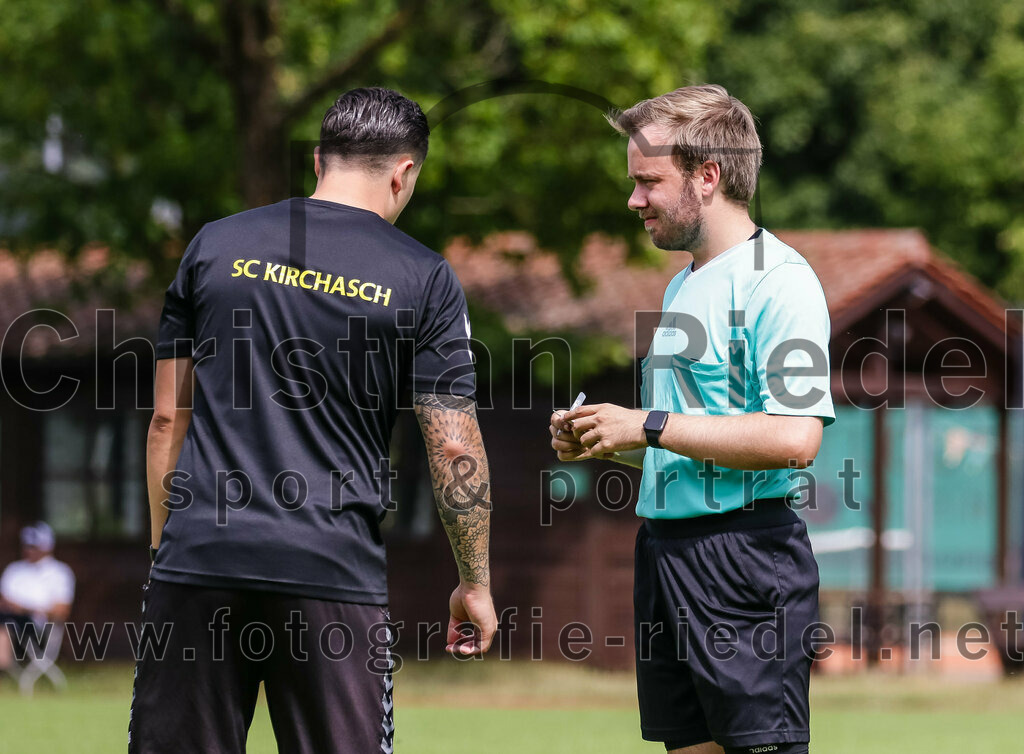 2023-07-23_079_SV_Anzing_gegen_SC_Kirchasch | Anzing, Deutschland, 23.07.2023:
Fußball, Kreisliga 2023 / 2024, Testspiel, SV Anzing gegen SC Kirchasch, Endergebnis: 5:1

Trainer Alexander Mrowczynski (SC Kirchasch), Schiedsrichter Niklas Teschauer

Foto: Christian Riedel / fotografie-riedel.net