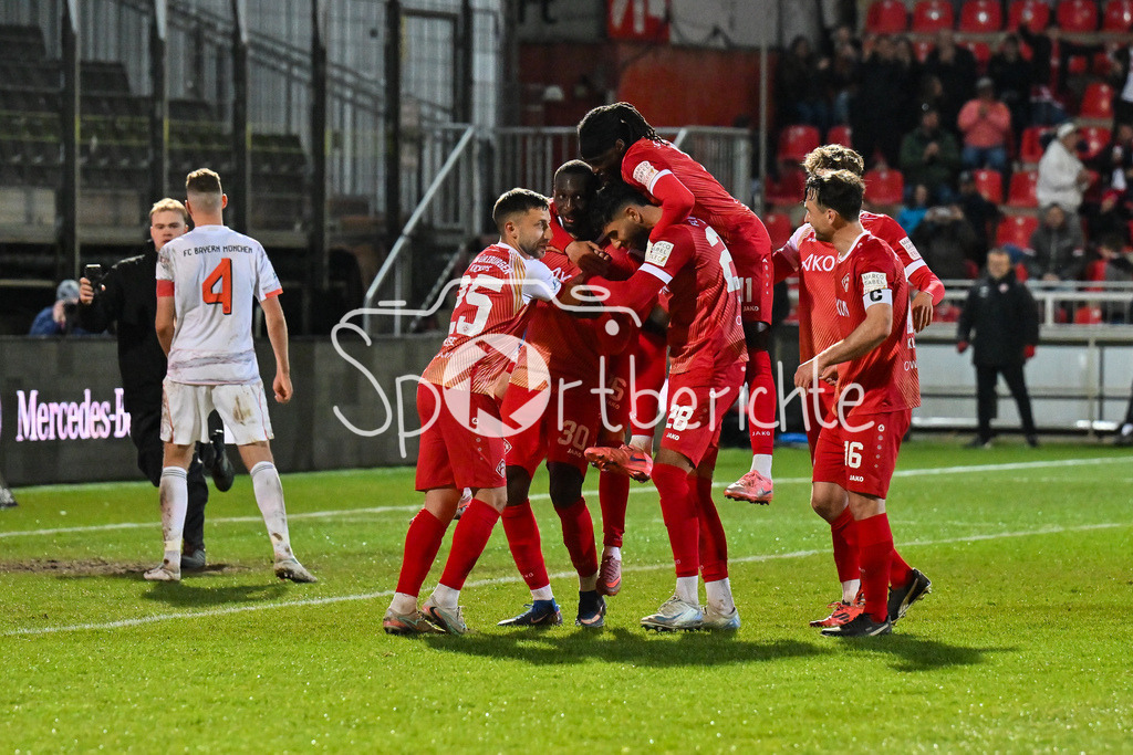 FC Würzburger Kickers - FC Bayern Amateure | WÜRZBURG, DEUTSCHLAND - 10. APRIL: grenzenloser Jubel der Hausherren nach dem Siegtreffer zum 2-1 in der Nachspielzeit durch Tarsis BONGA (Würzburger Kickers 30) / Tor / Torschuetze / Freude / Happy während dem Match zwischen dem FC Würzburger Kickers und den Amateuren des FC Bayern München am 28. Spieltag der Regionalliga Bayern in der AKON Arena