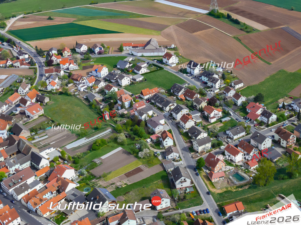 Die Luftaufnahme der Stadt Hallstadt wurde vom UL-Flugzeug heraus erstellt ( keine Drohne )- hohe Auflösung für beste Qualität