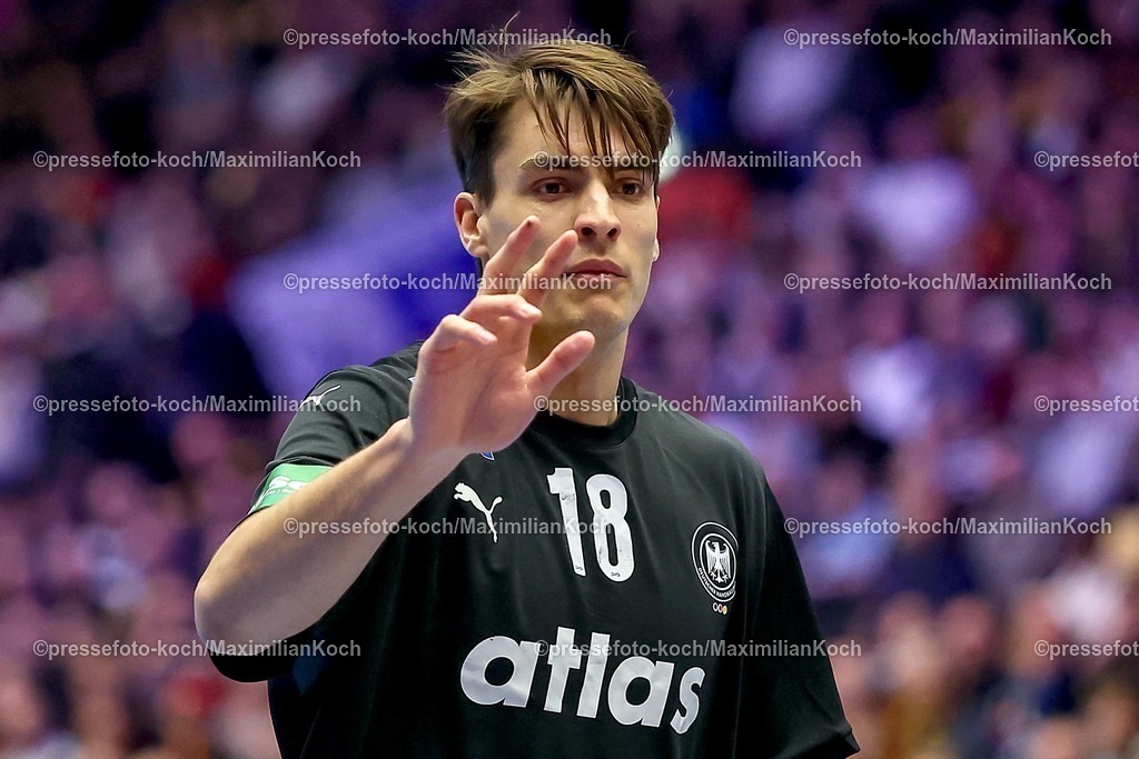 EHF19012602013 | 19.01.2026, Handball, Men's EHF EURO 2026, Deutschland - Spanien, Jyske Bank Boxen in Herning, Dänemark, Preliminary Round:  Julian Köster (Germany #18) gestikulierend auf dem Spielfeld  