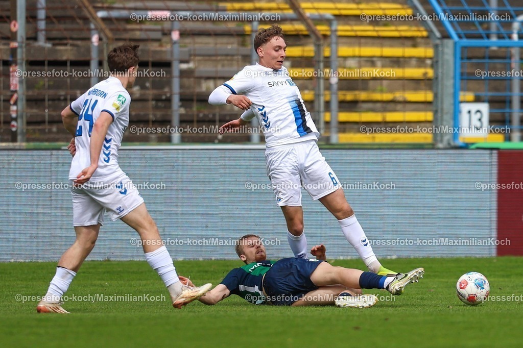 xKWIx12042601053 | 2026.04.12, xkwix, Fußball, Regionalliga West, FC Gütersloh -  SC Paderborn 07 II, Heidewaldstadion (Ohlendorf Stadion im Heidewald), 29.Spieltag, Saison 2025 / 2026: Len Wilkesmann (FC Gütersloh #15) im Zweikampf bei einer Graetsche gegen Julius Bugenhagen (SC Paderborn II #6) DFB regulations prohibit any use of photographs as image sequences and or quasi-video. Photo: xKamilxWilkowskixPressefotoKochx