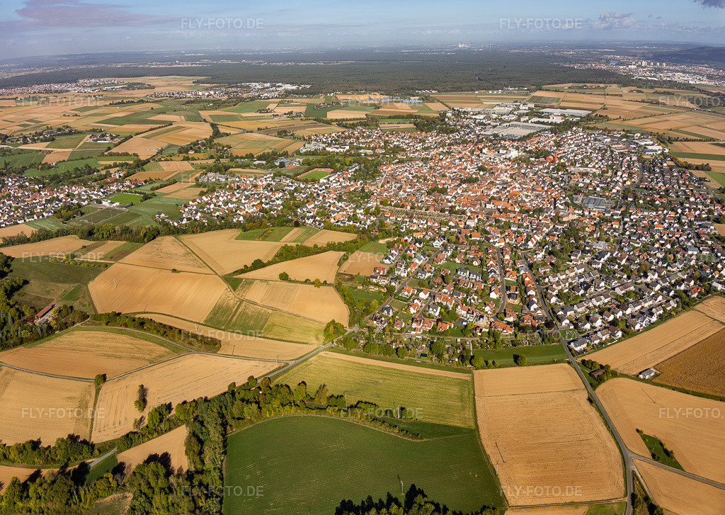 Luftbild: Ortsansicht aus Süden in Großostheim im Bundesland Bayern in Deutschland. – Foto: IMG_159161-Pano.jpg vom 22.09.2026 durch Werner Riehm/FLY-FOTO.de – Auflösung des Originals: 6807 x 4833 px