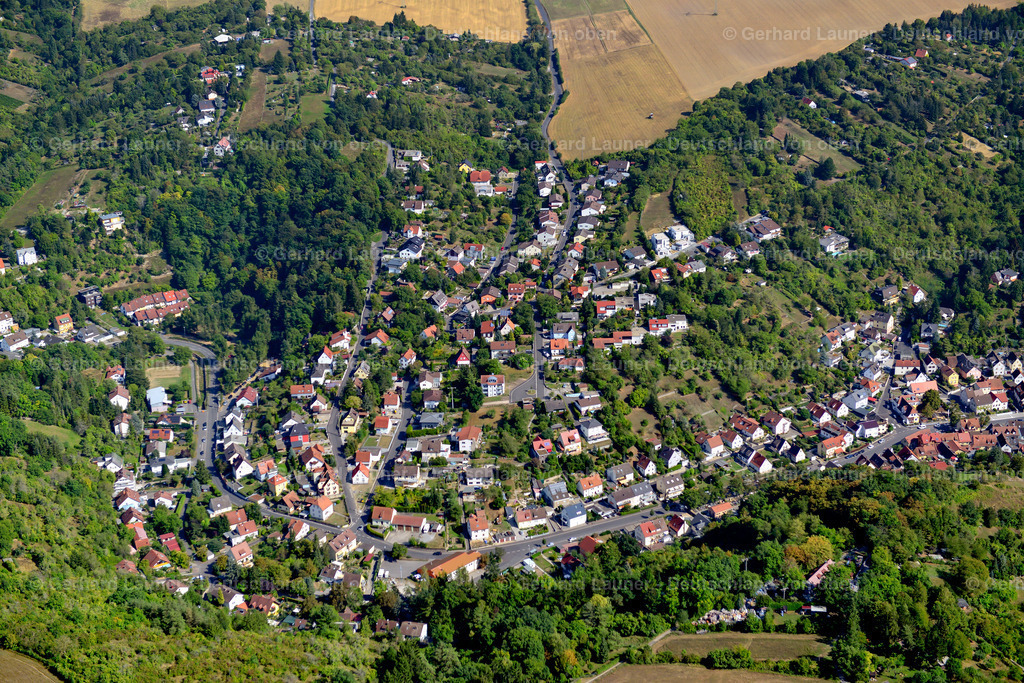 3650747 | UNTERDüRRBACH 13.09.2016 Von Wald und Forstgebieten umgebener Ortskern der Straßen und Häuser und Wohngebiete in Unterdürrbach im Bundesland Bayern, Deutschland // Surrounded by forest and forest areas center of the streets and houses and residential areas in Unterdürrbach in the state Bavaria, Germany Foto: Gerhard Launer