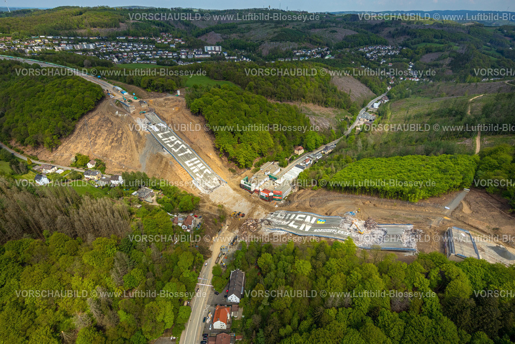 Luedenscheid230501458Rahmedebruecke | Luftbild, gesprengte Autobahnbrücke Rahmede bei Lüdenscheid, Aufräumarbeiten und Schadensermittlung, Lüdenscheid, Sauerland, Nordrhein-Westfalen, Deutschland