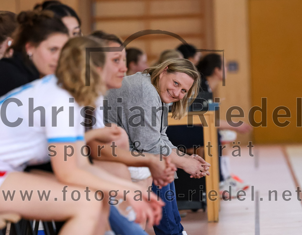 2023-03-18_050_SpVgg_Altenerding_II_gegen_HSG_Freising-Neufahrn_II | Erding, Deutschland, 18.03.2023:
Handball, Bezirksliga Frauen Altbayern 2022 / 2023, 14. Spieltag, SpVgg Altenerding II gegen HSG Freising-Neufahrn II, Endergebnis: 25:27

Trainerin Manuela Schuhbauer (HSG Freising-Neufahrn)

Foto: Christian Riedel / fotografie-riedel.net