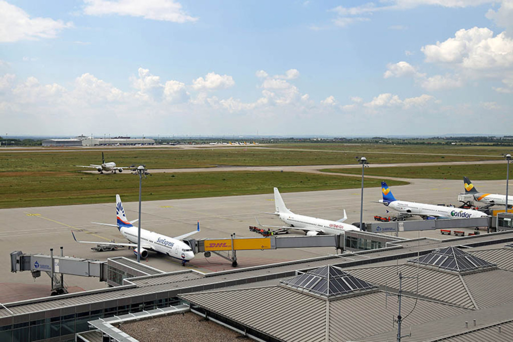 Foto: Leipzig - Flughafen Leipzig-Halle | Das Team hinter BILDLEXIKON LEIPZIG bündelt historische wie aktuelle Informationen über die Stadt Leipzig in Text und Bild auf einer Plattform und stellt diese der interessierten Öffentlichkeit zur Verfügung.