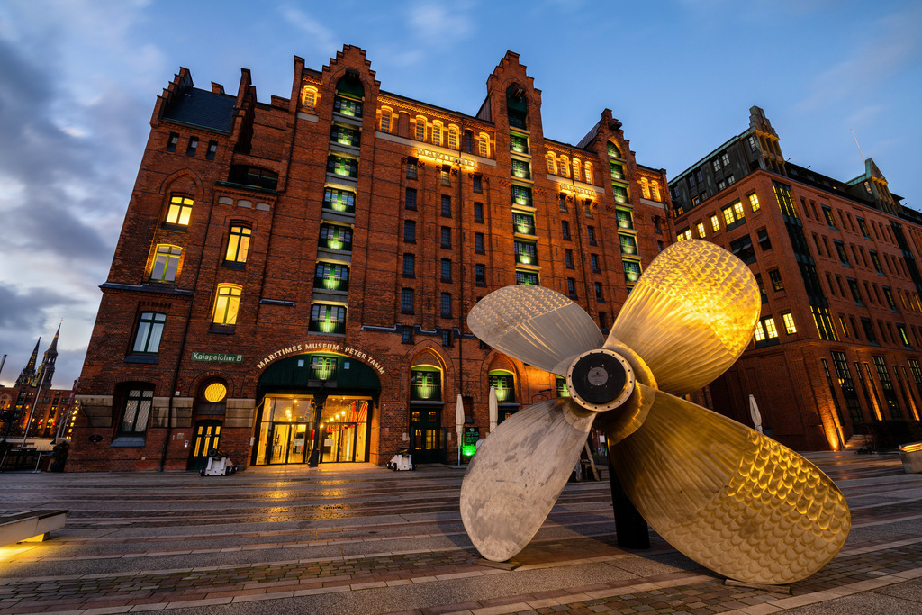 10241002 - Schiffsschraube am Maritimen Museum | Abendstimmung am Maritimen Museum in der Hafencity.