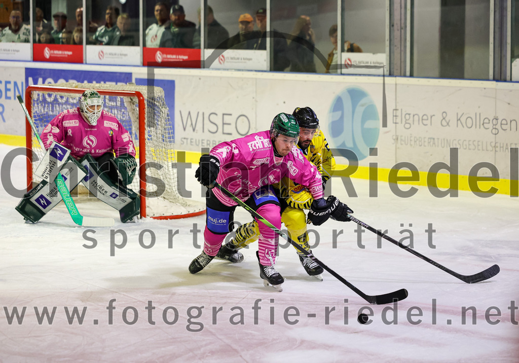 2025-10-10_097_TSV_Erding_gegen_onesto_Tigers_Bayreuth | Erding, Deutschland, 10.10.2025:Eishockey, Oberliga Süd 2025 / 2026, 7. Spieltag, TSV Erding gegen onesto Tigers Bayreuth, Endergebnis: 2:5Torwart Leon Meder (Erding Gladiators, #39), Jesse Kauhanen (Erding Gladiators, #4), Aiden Brown (onesto Tigers Bayreuth, #23)Foto: Christian Riedel / fotografie-riedel.net