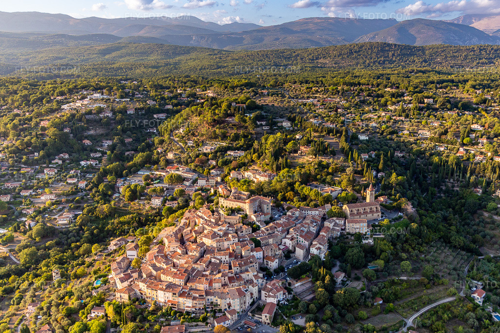 Aerial view: Historic on a hill in the Var in Callian in the state Var, France.Photo: IMG_129542.jpg taken on 09/18/2021 by Werner Riehm/FLY-FOTO.comResolution of the original: 4077 x 2718 px