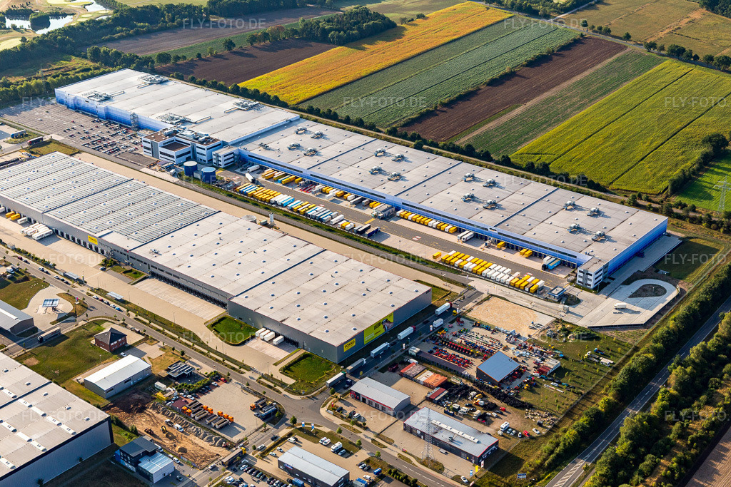 Luftbild: Gebäudekomplex und Gelände des Logistikzentrums Amazon Logistik Winsen GmbH - HAM2 (Luhe) im Ortsteil Luhdorf in Winsen im Bundesland Niedersachsen in Deutschland. Foto: IMG_110323.jpg vom 18.08.2018 durch Werner Riehm/FLY-FOTO.de