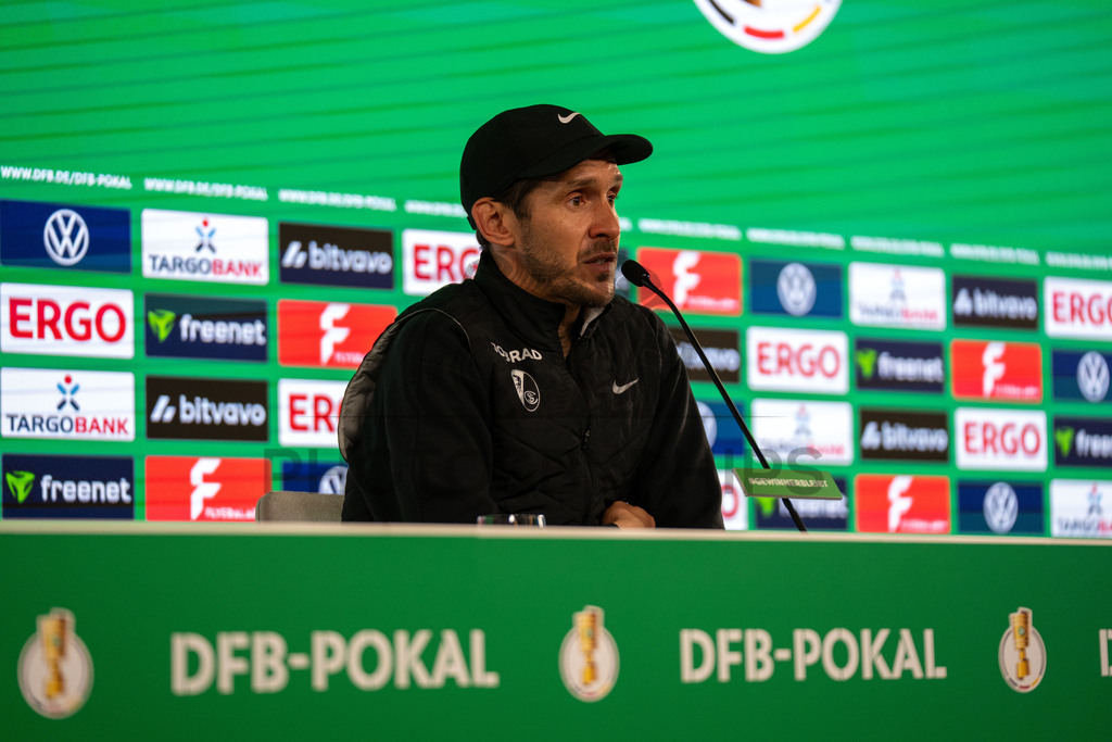 VfB Stuttgart vs. SC Freiburg, Fussball, DFB-Pokal, Halbfinale, 23.04.2026 | Julian Schuster (Trainer SC Freiburg) bei der Pressekonferenz nach der Niederlage,VfB Stuttgart vs. SC Freiburg, Fussball, DFB-Pokal, Halbfinale, 23.04.2026DFB regulations prohibit any use of photographs as image sequences and/or quasi-video