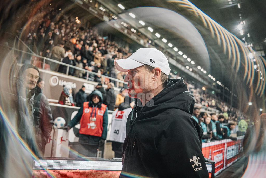 Fußball | Männer | Saison 2024/2025  | Fußball-Bundesliga | 26. Spieltag | FC St. Pauli vs. TSG Hoffenheim | 14.03.2025 | Trainer Alexander Blessin (FC St. Pauli) auf dem Weg in die Kabine