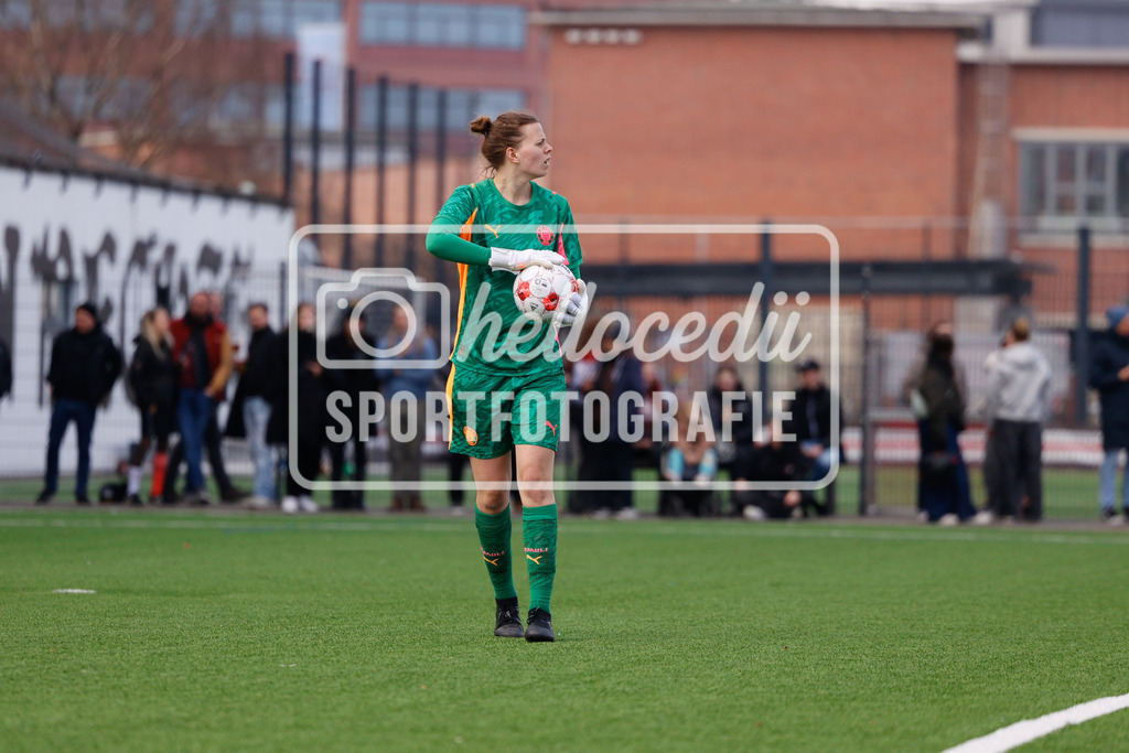 Fußball I Frauen I Saison 2025-2026 I Regionalliga Nord I 15. Spieltag I St. Pauli - SpVg Aurich-43 | Friederike Ihle (32, FC St. Pauli) Hält den Ball in der Hand. - Realisiert mit Pictrs.com