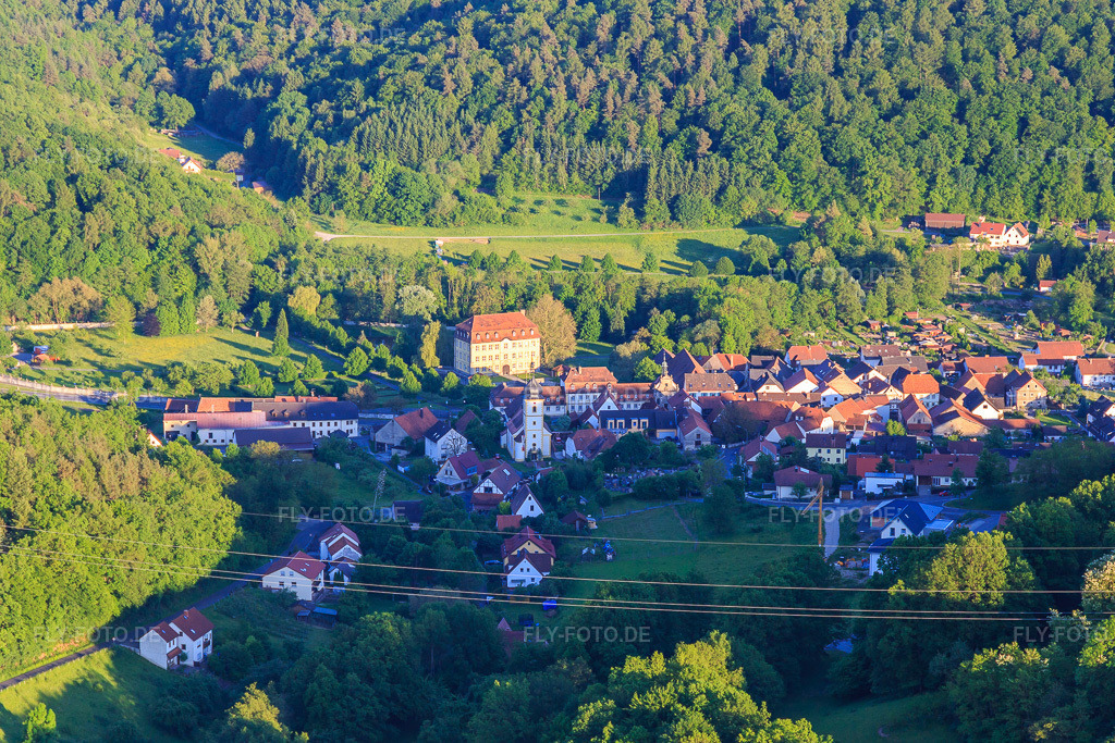 Luftbild: Schloss Gleisenau mit Schloßkirche im Ortsteil Gleisenau in Ebelsbach im Bundesland Bayern in Deutschland. – Foto: IMG_100130.jpg vom 26.05.2017 durch Werner Riehm/FLY-FOTO.de – Auflösung des Originals: 5472 x 3648 px – Ebelsbach