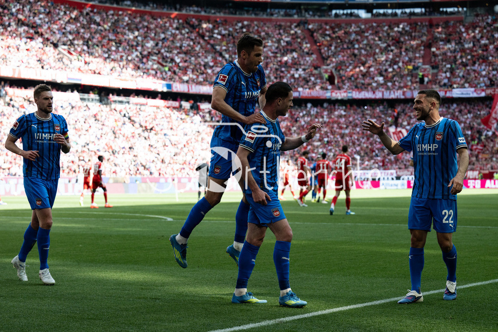 FC Bayern München - 1. FC Heidenheim | MUNICH, GERMANY - 02. MAI: Jubel der Gäste nach dem Treffer zum 0-1 durch Budu ZIVZIVADZE (1. FC Heidenheim 11) während dem Bundesligamatch zwischen dem FC Bayern München und dem 1. FC Heidenheim am 32. Spieltag in der Allianz Arena / DFL REGULATIONS PROHIBIT ANY USE OF PHOTOGRAPHS AS IMAGE SEQUENCES AND/OR QUASI-VIDEO