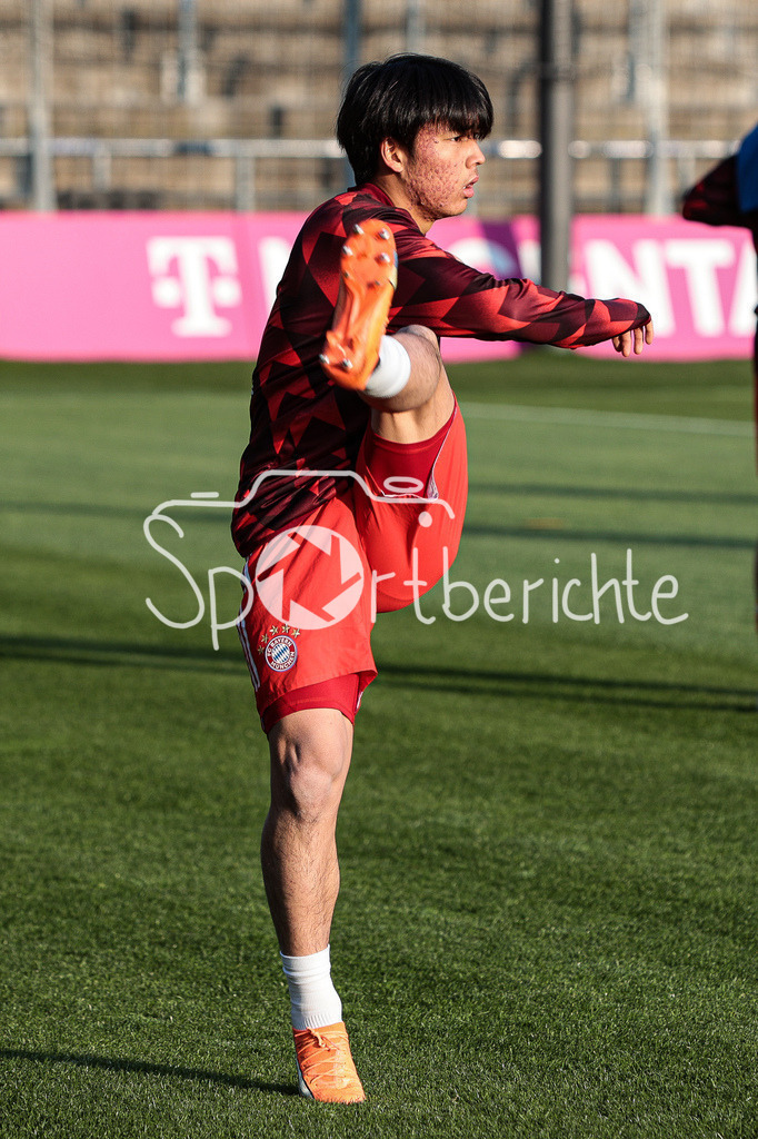 FC Bayern Amateure - FC Augsburg II | Taichi FUKUI (FCB #21) macht sich vor der Partie noch warm