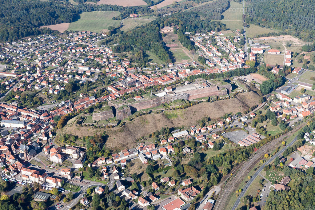 Vue aérienne: Vue de la ville à Bitche dans le département Moselle, France. Photo: IMG_095156.jpg prise le 16/10/2016 par Werner Riehm/FLY-FOTO.euRésolution de l'original: 5472 x 3648 px