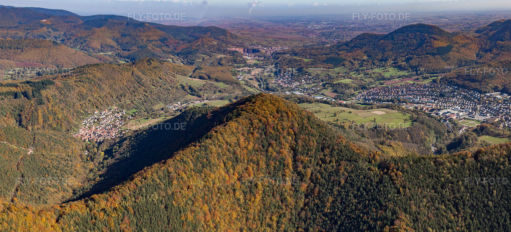 Luftbild: Pfalzpanorama in Annweiler am Trifels im Bundesland Rheinland-Pfalz in Deutschland. Foto: IMG_34680-Pano.jpg vom 26.10.2010 durch Werner Riehm/FLY-FOTO.deAuflösung des Originals: 7927 x 3597 px
