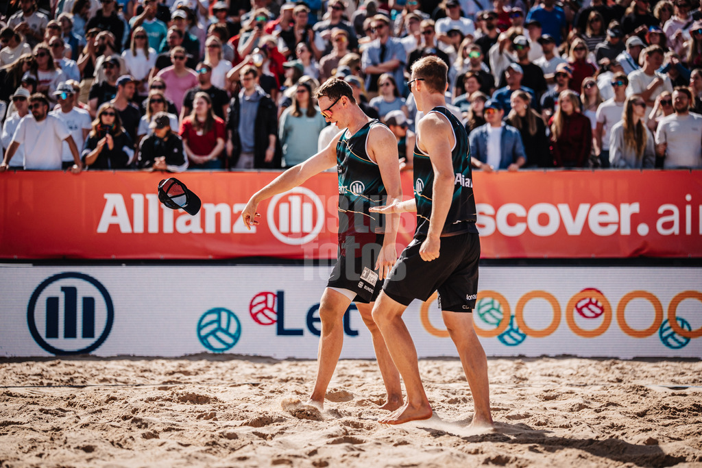 Beachvolleyball | Männer | Allianz German Beach Tour 2025 | Tourstop Berlin | 24.08.2025 | v.l. Robin Sowa der seine Mütze wegschmeißt und Jonas Reinhardt